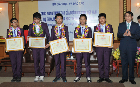 Các học sinh Việt Nam đoạt giải trong cuộc thi Khoa học trẻ quốc tế 2014 nhận bằng khen của Bộ GD&ĐT.